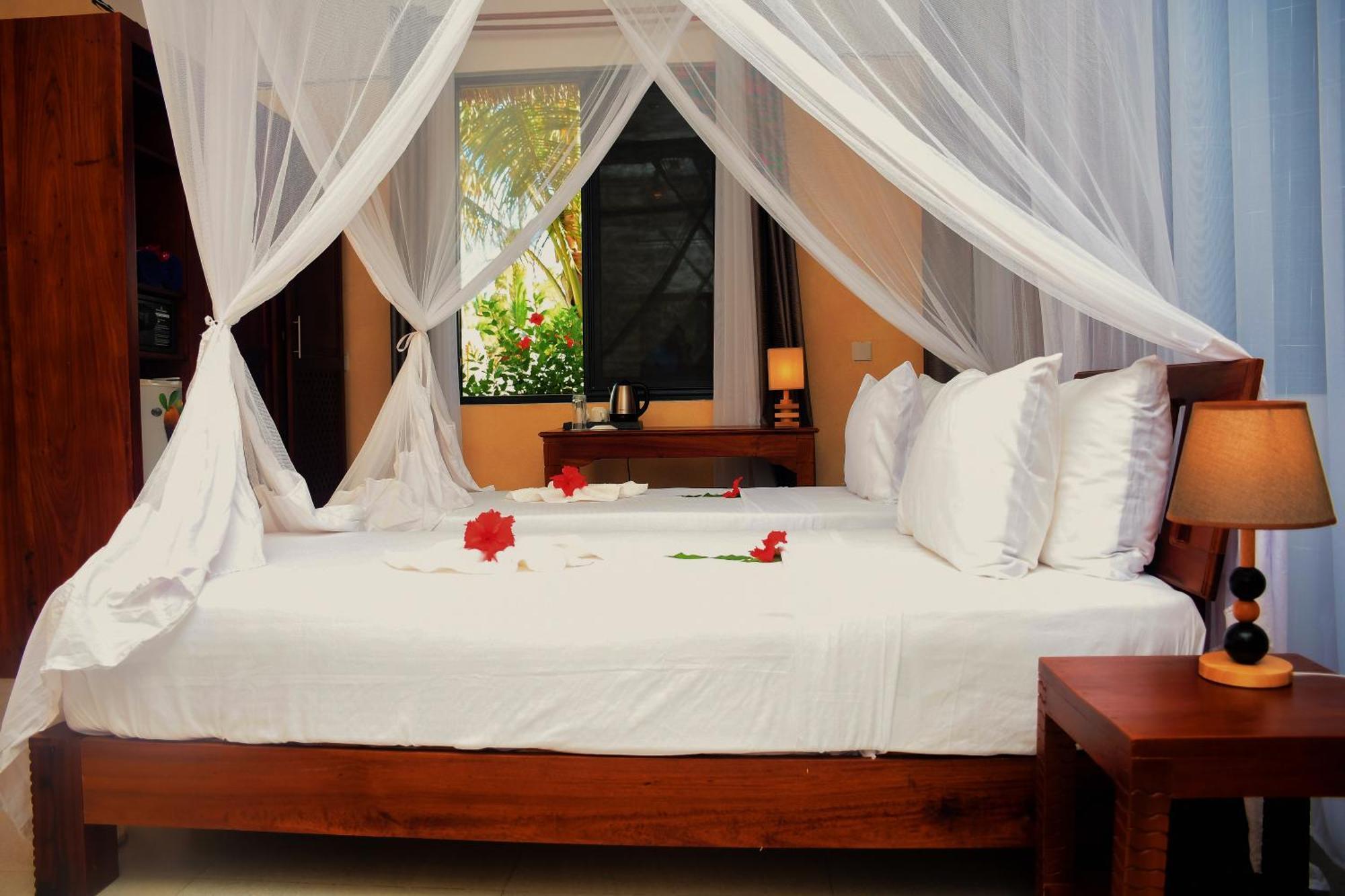 Manolo Beach Resort Уроа Екстериор снимка